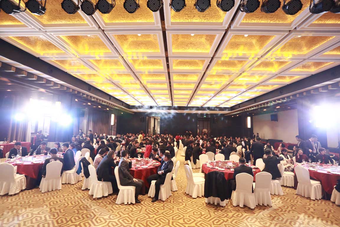 守正創(chuàng)新 穩(wěn)速潛行 陜西華萃路橋2019年度企業(yè)年終總結(jié)暨優(yōu)秀員工表彰大會(huì)圓滿(mǎn)召開(kāi)